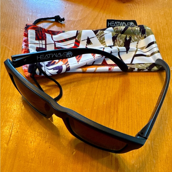 Heatwave Black Sunglasses with Protective Sleeve Brand New Without Tags - Picture 3 of 10